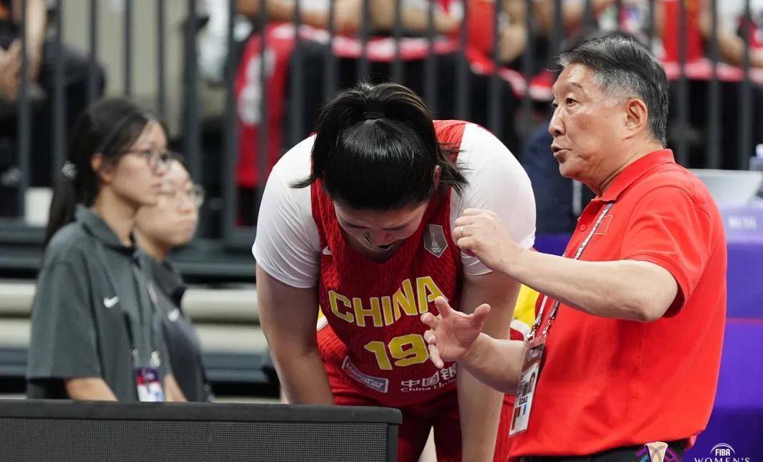 关于亚洲杯赛事现场曝光，球员意外受伤引发关注的信息