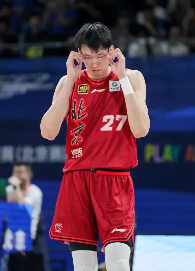 包含球队收到内线球员轻伤消息，紧急调整阵容的词条